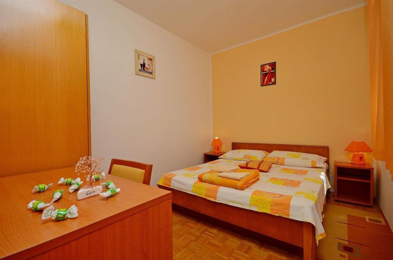Apartment And Room Ivica Vodice Esterno foto